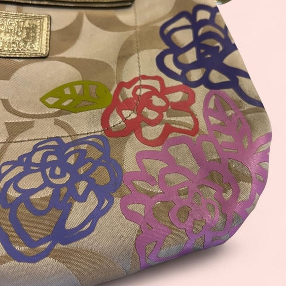 Coach Poppy - Picture 8 of 12